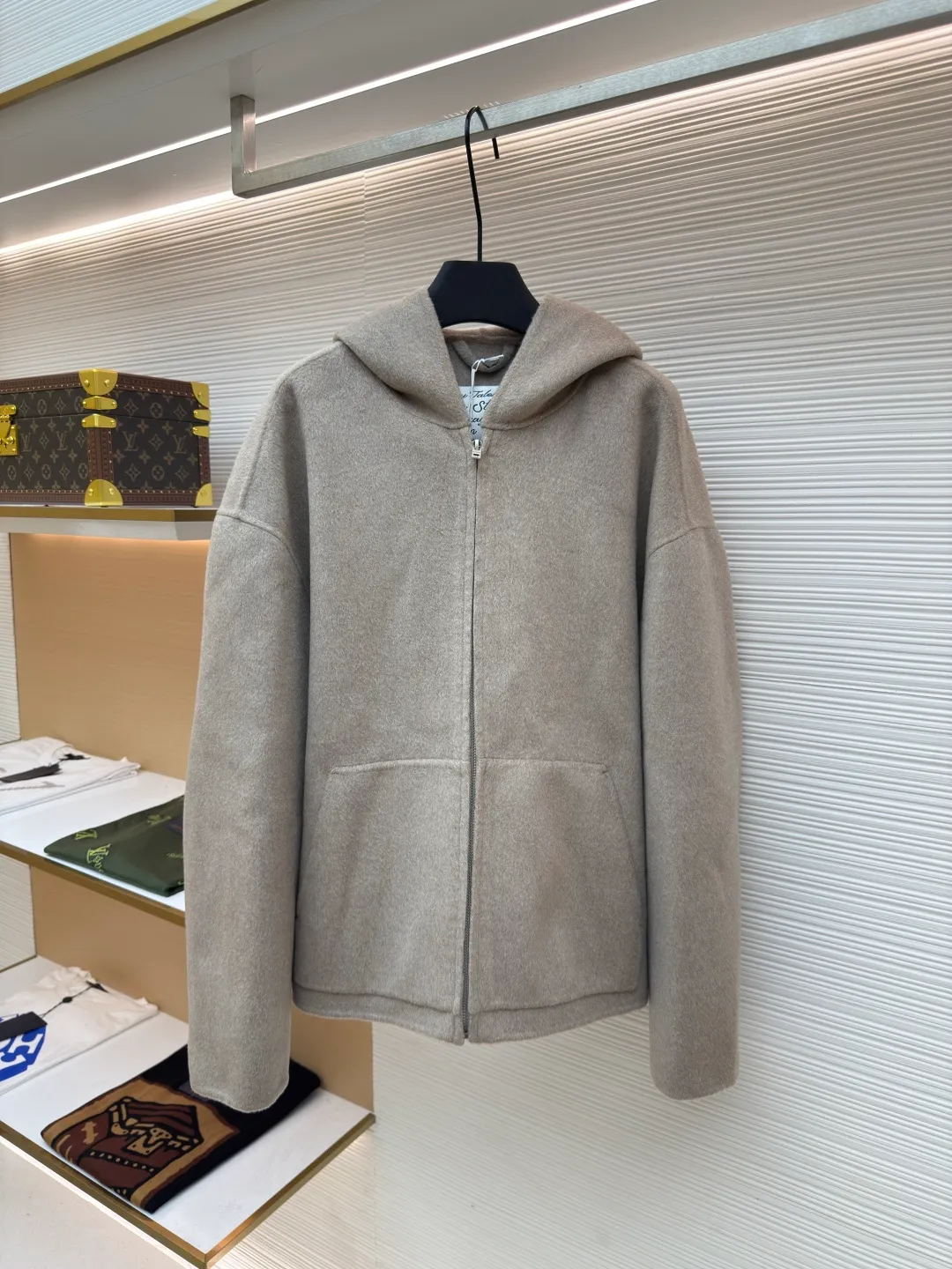 Acne Studios Nordic minimalist style double-sided cashmere jacket ●Authentic product: purchased and developed for 7999 ●Item number: 1680681-C85 ●Material: cashmere fabric ●Technology: solid color distressed production ●Version: fitted version ●Weight: about 1070 grams ●Size: S-M-L ●Description: ACNE Nordic minimalist style double-sided cashmere jacket Original version purchased for 11000 Fabric dyed for 35 days Consistent with YB, different from the market version, the fabric is 90% sheep wool and 10% cashmere. The quality inspection report is acceptable. The zipper uses the original authentic zipper with TALON base. The real antique silver craftsmanship is different from the solid color distressed on the market. It uses Ice Pa lining and customizes the YB consistent collar label. The workmanship details are excellent. The overall wiring is straight and delicate, the fabric is comfortable and soft, and the color is consistent without color difference. It can be matched with the same style to create a fashionable look and control various occasions. Customized accessories, complete with three standards, same style for men and women!